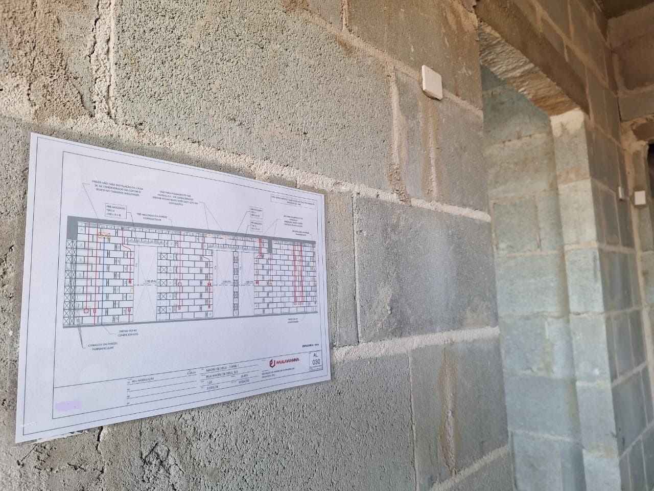 Folha do projeto de marcação de alvenaria fixada na parede da obra